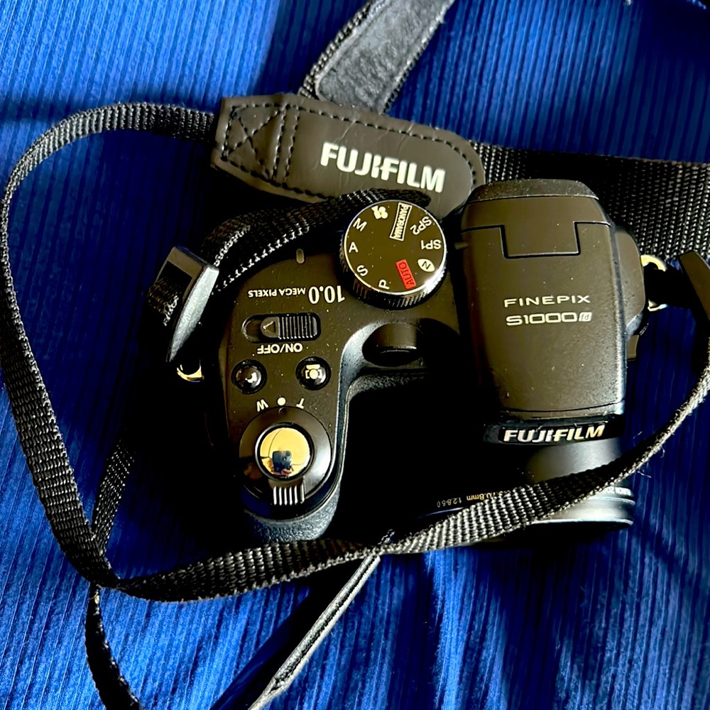 Fujifilm Finepix S1000- Digital Camera - Pre Owned  w/ Camera Bag